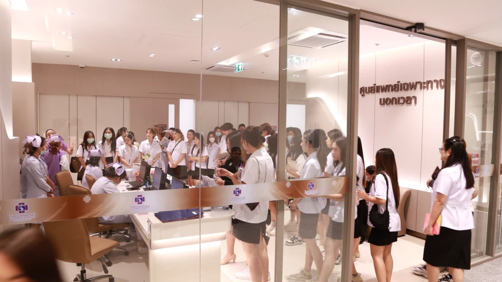 Kasemrad Hospital Prachachuen Welcomes Faculty and Students from Dhurakij Pundit University for a Study Visit