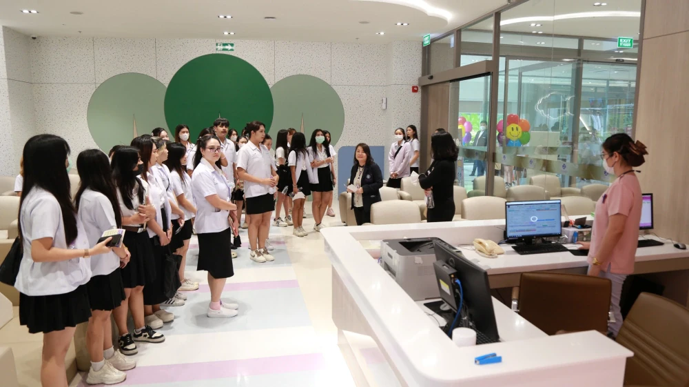 Kasemrad Hospital Prachachuen Welcomes Faculty and Students from Dhurakij Pundit University for a Study Visit